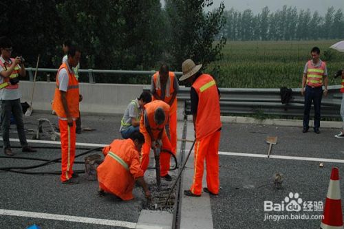 混凝土路面修補(bǔ)料的用法有哪些（冬季混凝土路面常見(jiàn)病害及處理,修補(bǔ)料與基面粘結(jié)技術(shù)）